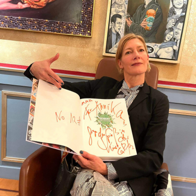 Annika von Taube mit dem Katalog der Sammlung